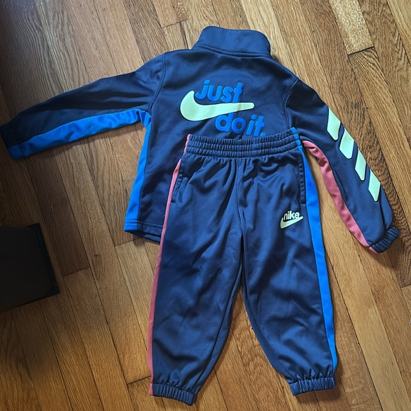 Nike Set - Picture 2 of 4